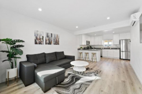 Miracle Mile Chic 1 BR Bungalow Apt Parking Unit 2